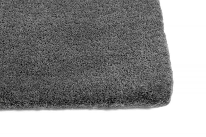 Detailaufnahme des dunkelgrauen Hay Raw Rug Teppichs, Textur und Ecke sichtbar.